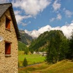 Baita con il tetto in piode in vista di Crampiolo